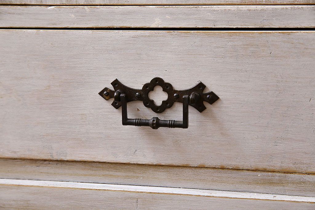 アンティーク家具　シャビーなペイントが味わい深い丸窓のアンティークブックケース(本箱、収納棚)