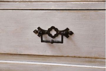 アンティーク家具　シャビーなペイントが味わい深い丸窓のアンティークブックケース(本箱、収納棚)