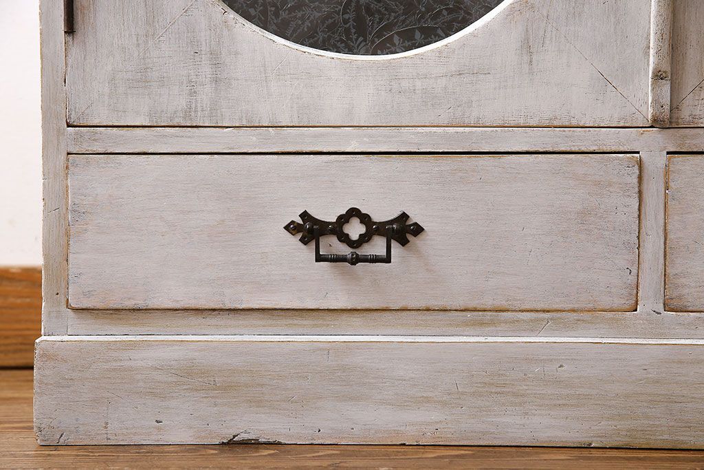 アンティーク家具　シャビーなペイントが味わい深い丸窓のアンティークブックケース(本箱、収納棚)