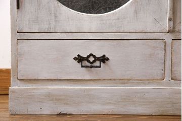 アンティーク家具　シャビーなペイントが味わい深い丸窓のアンティークブックケース(本箱、収納棚)