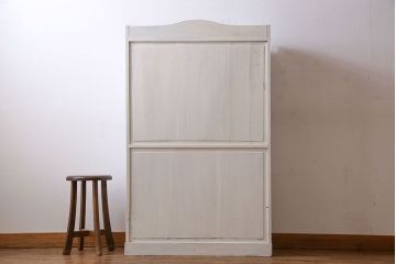 アンティーク家具　シャビーなペイントが味わい深い丸窓のアンティークブックケース(本箱、収納棚)