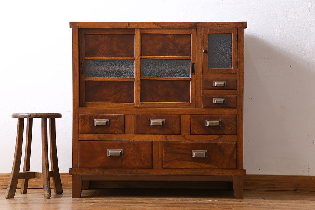 アンティーク家具　和製アンティーク　前面ケヤキ材　杢目が存在感を放つ脚付きキャビネット(収納棚)