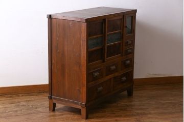 アンティーク家具　和製アンティーク　前面ケヤキ材　杢目が存在感を放つ脚付きキャビネット(収納棚)