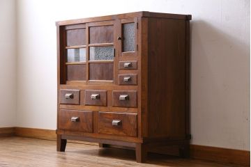 アンティーク家具　和製アンティーク　前面ケヤキ材　杢目が存在感を放つ脚付きキャビネット(収納棚)