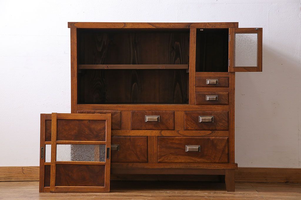 アンティーク家具　和製アンティーク　前面ケヤキ材　杢目が存在感を放つ脚付きキャビネット(収納棚)