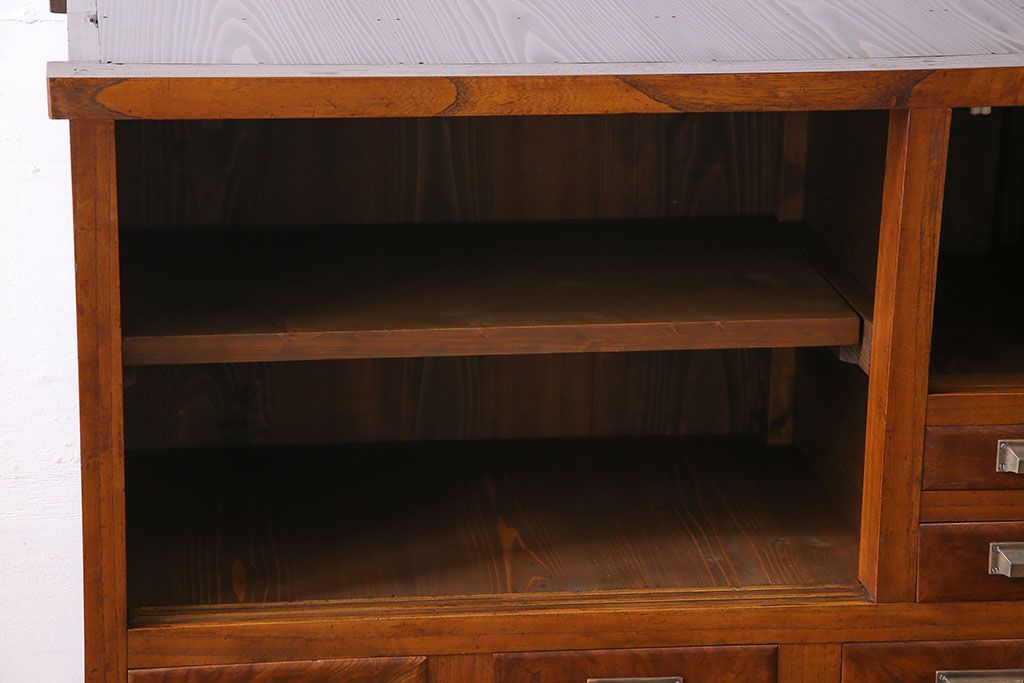 アンティーク家具　和製アンティーク　前面ケヤキ材　杢目が存在感を放つ脚付きキャビネット(収納棚)