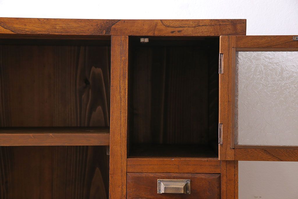 アンティーク家具　和製アンティーク　前面ケヤキ材　杢目が存在感を放つ脚付きキャビネット(収納棚)