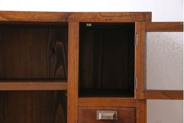 アンティーク家具　和製アンティーク　前面ケヤキ材　杢目が存在感を放つ脚付きキャビネット(収納棚)