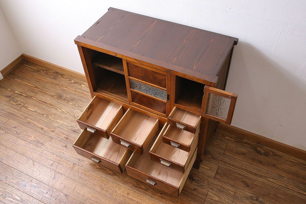 アンティーク家具　和製アンティーク　前面ケヤキ材　杢目が存在感を放つ脚付きキャビネット(収納棚)