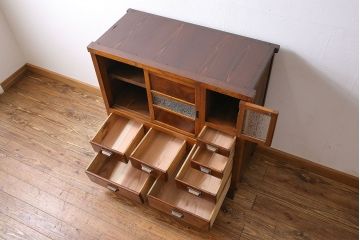 アンティーク家具　和製アンティーク　前面ケヤキ材　杢目が存在感を放つ脚付きキャビネット(収納棚)