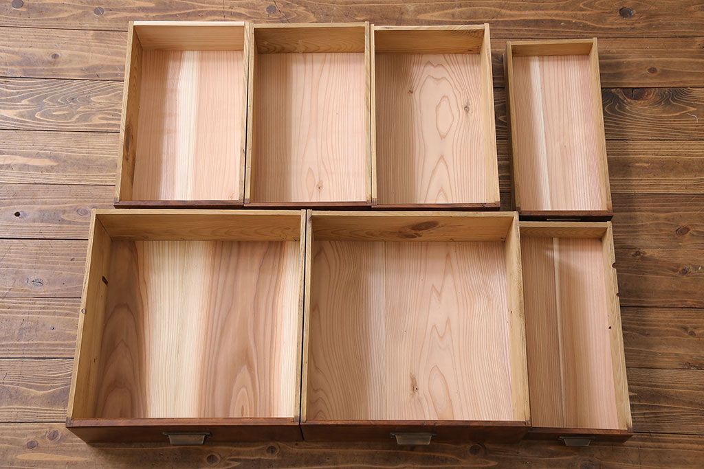 アンティーク家具　和製アンティーク　前面ケヤキ材　杢目が存在感を放つ脚付きキャビネット(収納棚)