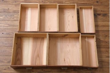 アンティーク家具　和製アンティーク　前面ケヤキ材　杢目が存在感を放つ脚付きキャビネット(収納棚)