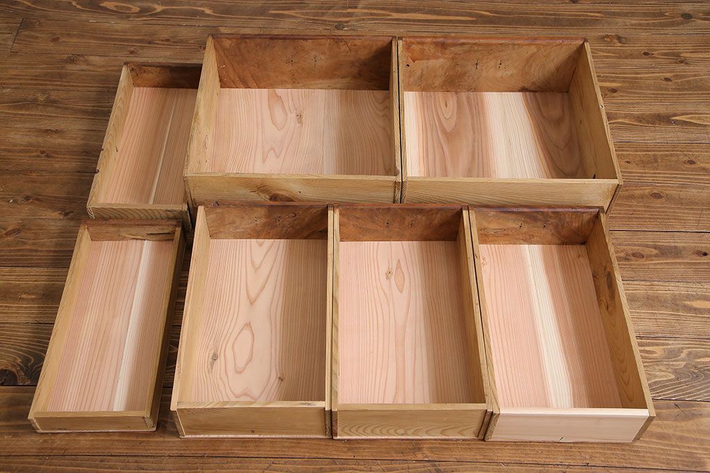 アンティーク家具　和製アンティーク　前面ケヤキ材　杢目が存在感を放つ脚付きキャビネット(収納棚)