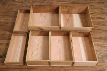 アンティーク家具　和製アンティーク　前面ケヤキ材　杢目が存在感を放つ脚付きキャビネット(収納棚)