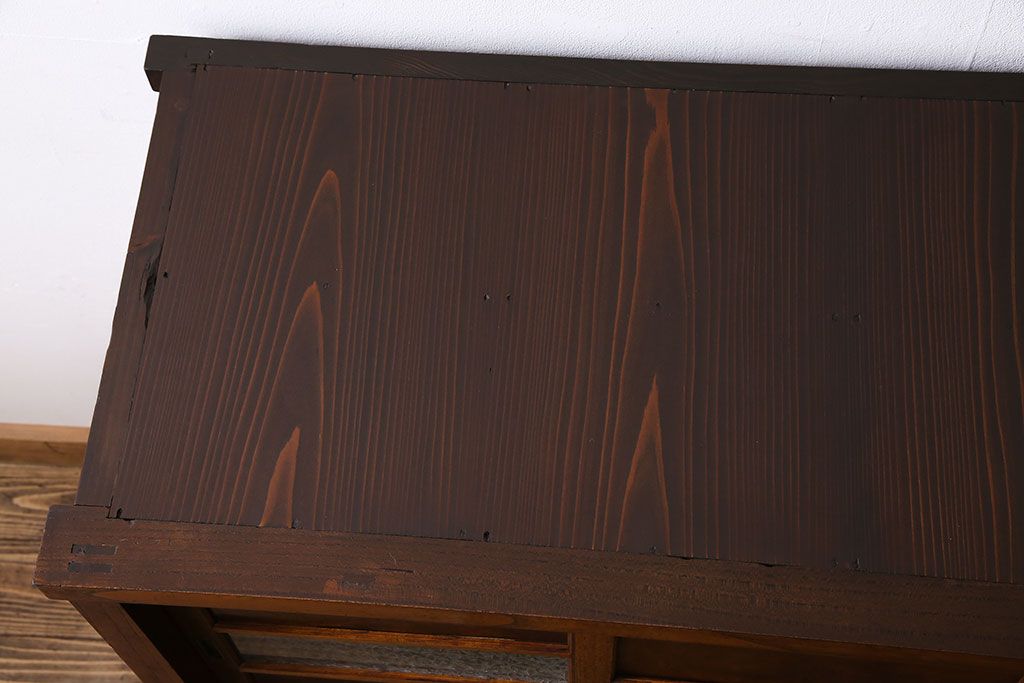 アンティーク家具　和製アンティーク　前面ケヤキ材　杢目が存在感を放つ脚付きキャビネット(収納棚)