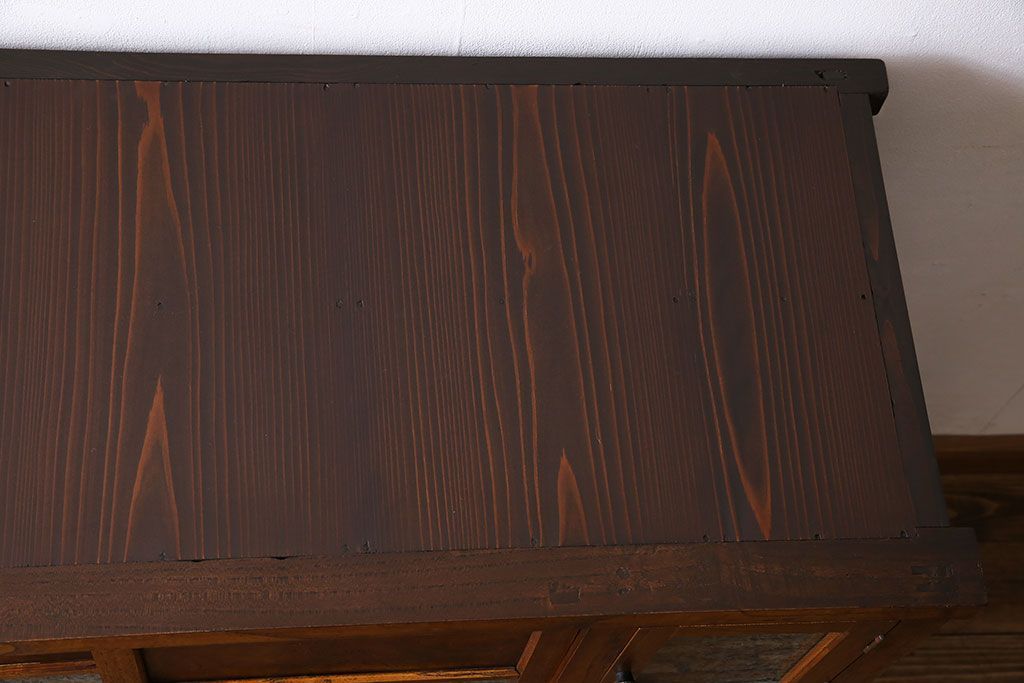 アンティーク家具　和製アンティーク　前面ケヤキ材　杢目が存在感を放つ脚付きキャビネット(収納棚)