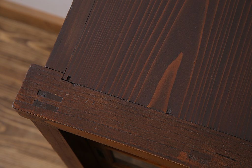 アンティーク家具　和製アンティーク　前面ケヤキ材　杢目が存在感を放つ脚付きキャビネット(収納棚)