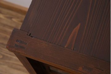 アンティーク家具　和製アンティーク　前面ケヤキ材　杢目が存在感を放つ脚付きキャビネット(収納棚)