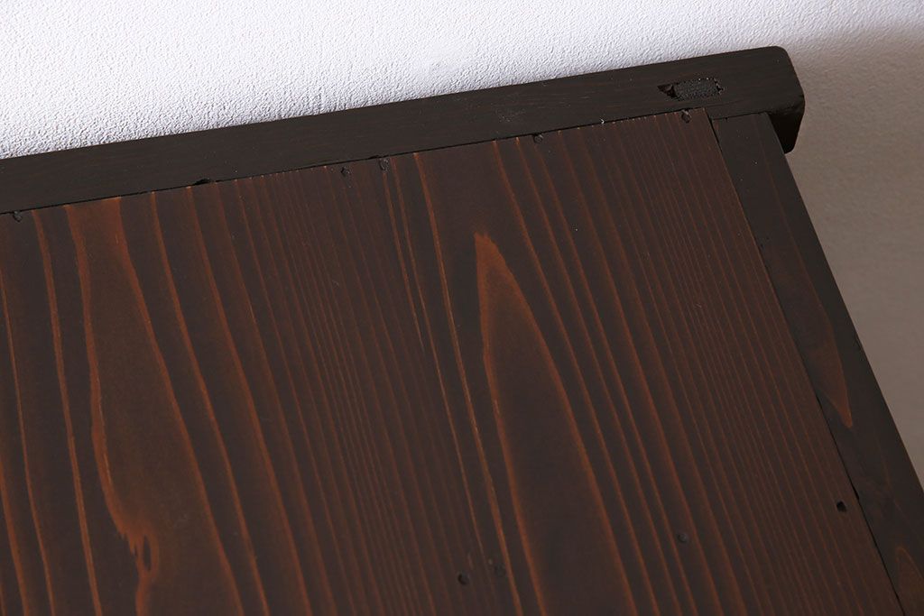 アンティーク家具　和製アンティーク　前面ケヤキ材　杢目が存在感を放つ脚付きキャビネット(収納棚)