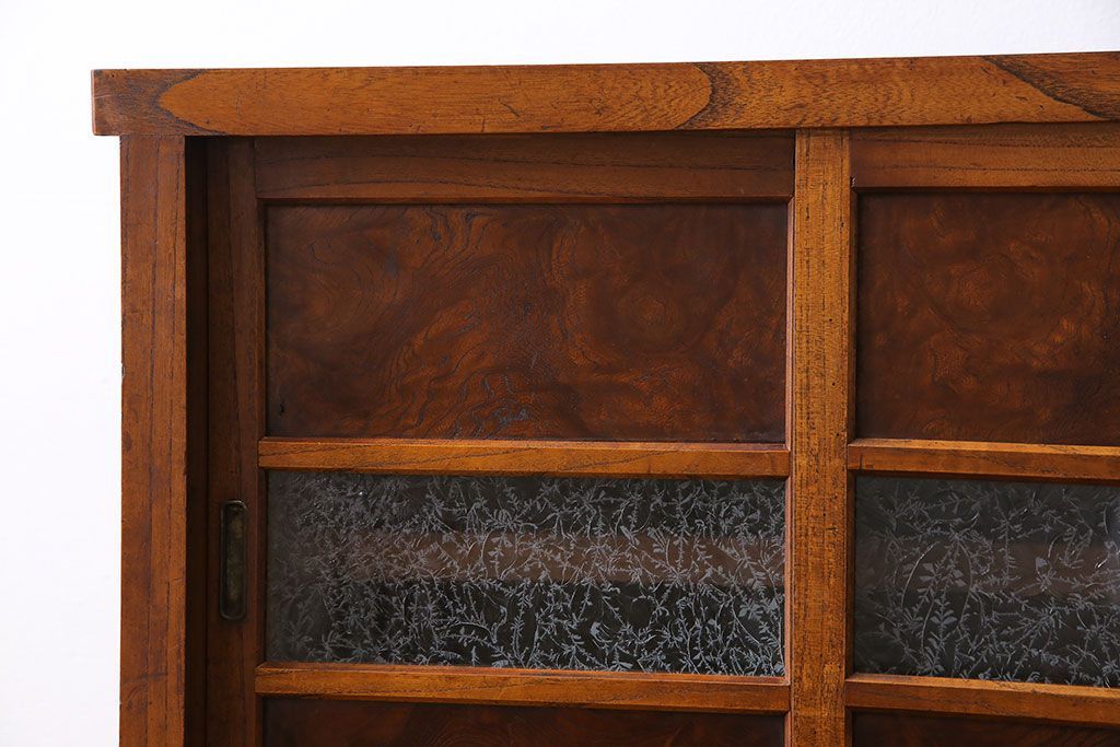 アンティーク家具　和製アンティーク　前面ケヤキ材　杢目が存在感を放つ脚付きキャビネット(収納棚)