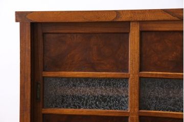 アンティーク家具　和製アンティーク　前面ケヤキ材　杢目が存在感を放つ脚付きキャビネット(収納棚)