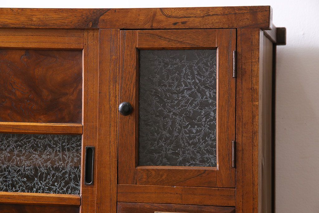 アンティーク家具　和製アンティーク　前面ケヤキ材　杢目が存在感を放つ脚付きキャビネット(収納棚)