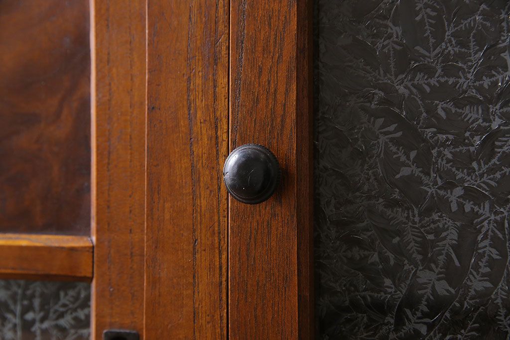 アンティーク家具　和製アンティーク　前面ケヤキ材　杢目が存在感を放つ脚付きキャビネット(収納棚)