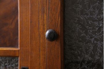 アンティーク家具　和製アンティーク　前面ケヤキ材　杢目が存在感を放つ脚付きキャビネット(収納棚)