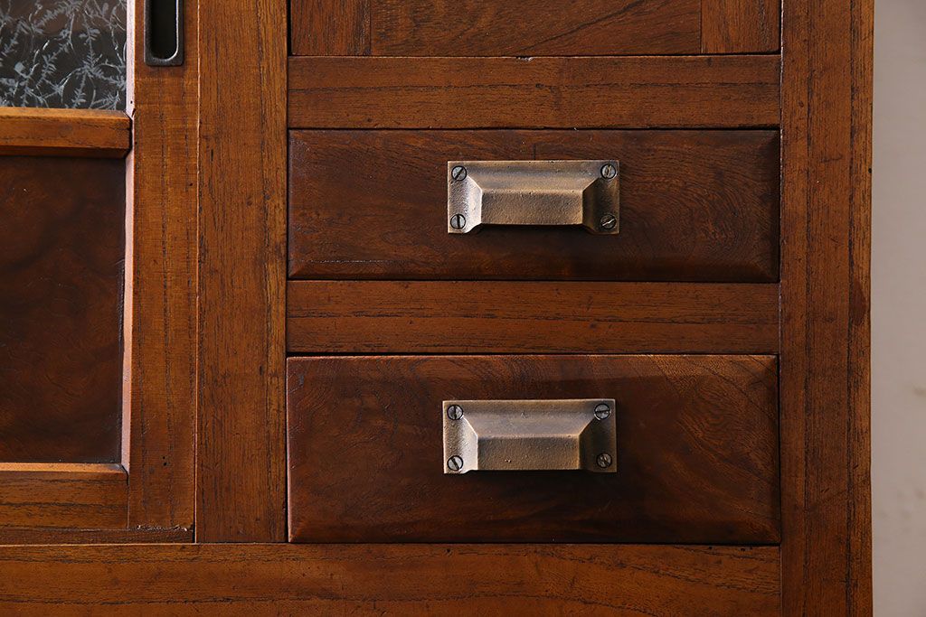 アンティーク家具　和製アンティーク　前面ケヤキ材　杢目が存在感を放つ脚付きキャビネット(収納棚)