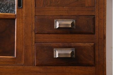 アンティーク家具　和製アンティーク　前面ケヤキ材　杢目が存在感を放つ脚付きキャビネット(収納棚)