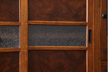 アンティーク家具　和製アンティーク　前面ケヤキ材　杢目が存在感を放つ脚付きキャビネット(収納棚)