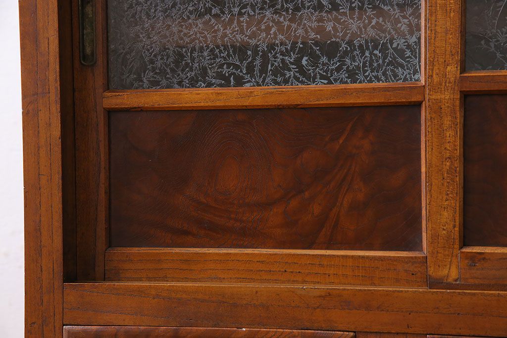 アンティーク家具　和製アンティーク　前面ケヤキ材　杢目が存在感を放つ脚付きキャビネット(収納棚)