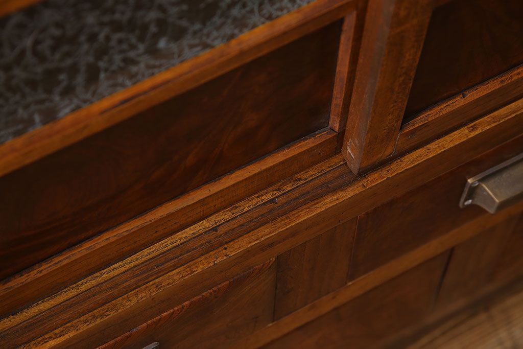 アンティーク家具　和製アンティーク　前面ケヤキ材　杢目が存在感を放つ脚付きキャビネット(収納棚)