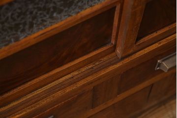 アンティーク家具　和製アンティーク　前面ケヤキ材　杢目が存在感を放つ脚付きキャビネット(収納棚)