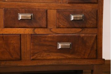 アンティーク家具　和製アンティーク　前面ケヤキ材　杢目が存在感を放つ脚付きキャビネット(収納棚)