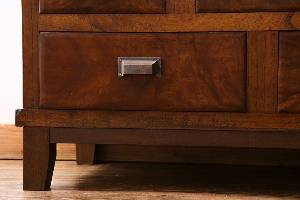 アンティーク家具　和製アンティーク　前面ケヤキ材　杢目が存在感を放つ脚付きキャビネット(収納棚)