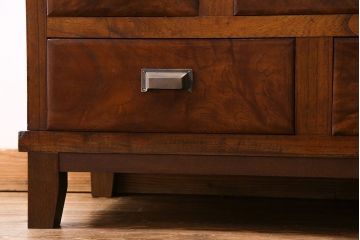 アンティーク家具　和製アンティーク　前面ケヤキ材　杢目が存在感を放つ脚付きキャビネット(収納棚)