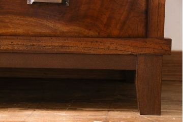 アンティーク家具　和製アンティーク　前面ケヤキ材　杢目が存在感を放つ脚付きキャビネット(収納棚)