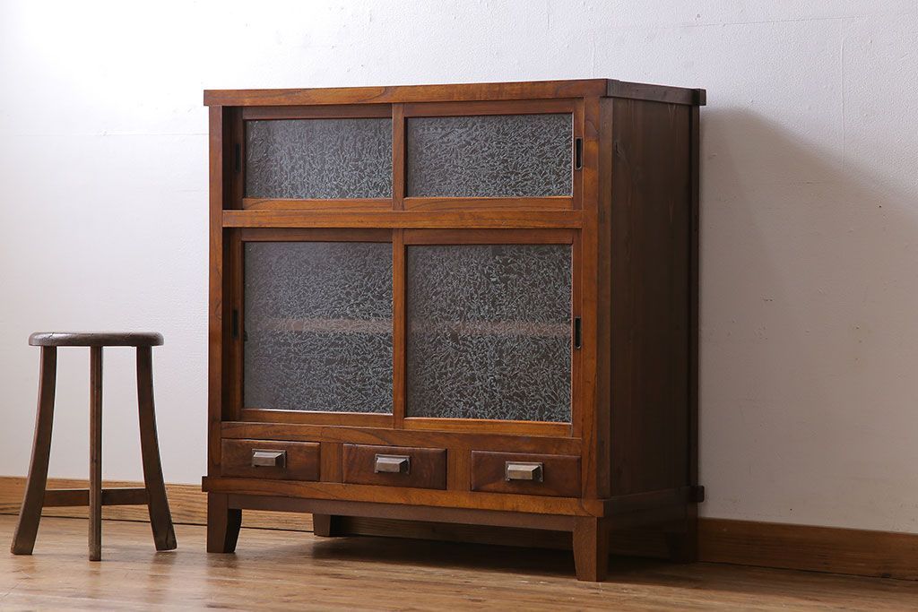 アンティーク家具　和製アンティーク　前面ケヤキ材　結霜ガラスがおしゃれな脚付きキャビネット(収納棚)