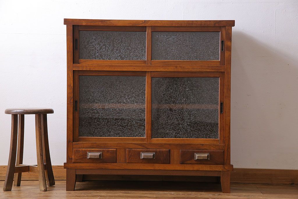 アンティーク家具　和製アンティーク　前面ケヤキ材　結霜ガラスがおしゃれな脚付きキャビネット(収納棚)