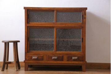 アンティーク家具　和製アンティーク　前面ケヤキ材　結霜ガラスがおしゃれな脚付きキャビネット(収納棚)