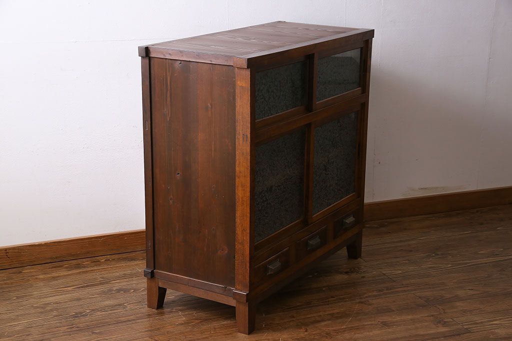アンティーク家具　和製アンティーク　前面ケヤキ材　結霜ガラスがおしゃれな脚付きキャビネット(収納棚)