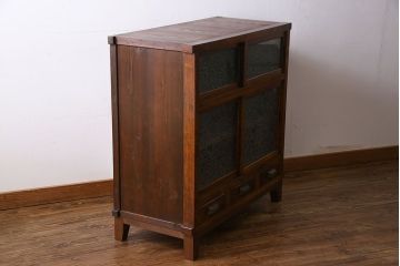 アンティーク家具　和製アンティーク　前面ケヤキ材　結霜ガラスがおしゃれな脚付きキャビネット(収納棚)