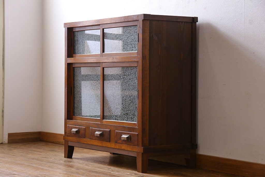 アンティーク家具　和製アンティーク　前面ケヤキ材　結霜ガラスがおしゃれな脚付きキャビネット(収納棚)