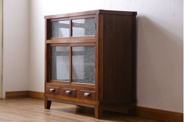アンティーク家具　和製アンティーク　前面ケヤキ材　結霜ガラスがおしゃれな脚付きキャビネット(収納棚)