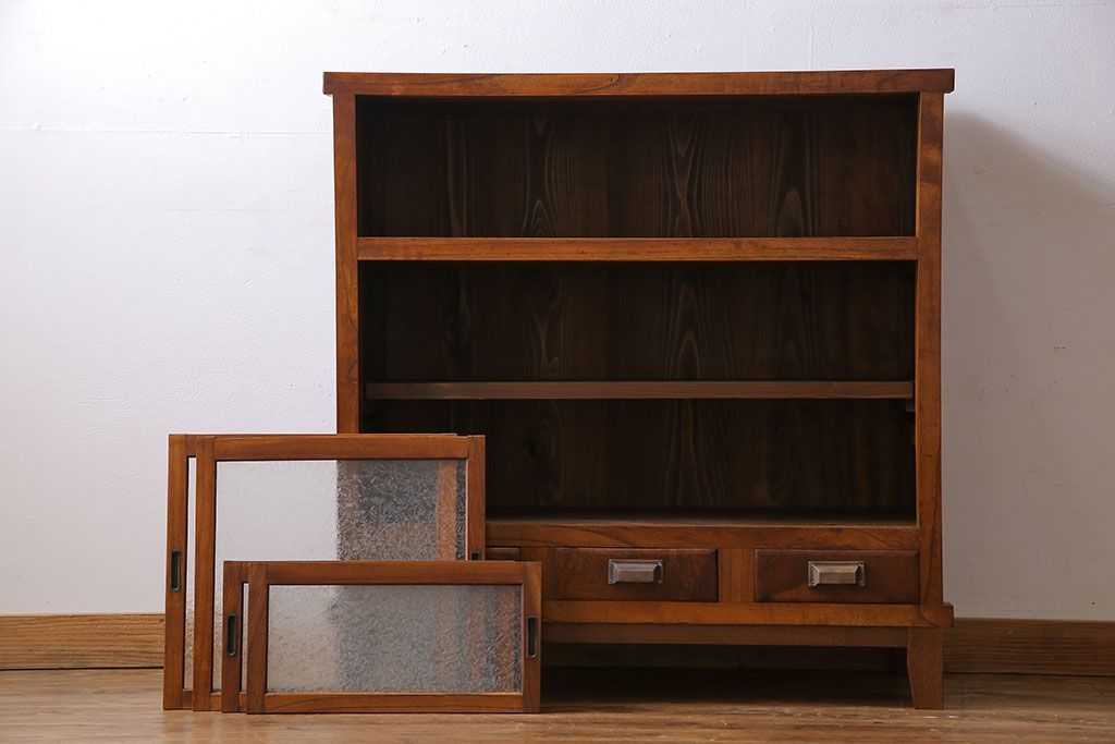 アンティーク家具　和製アンティーク　前面ケヤキ材　結霜ガラスがおしゃれな脚付きキャビネット(収納棚)