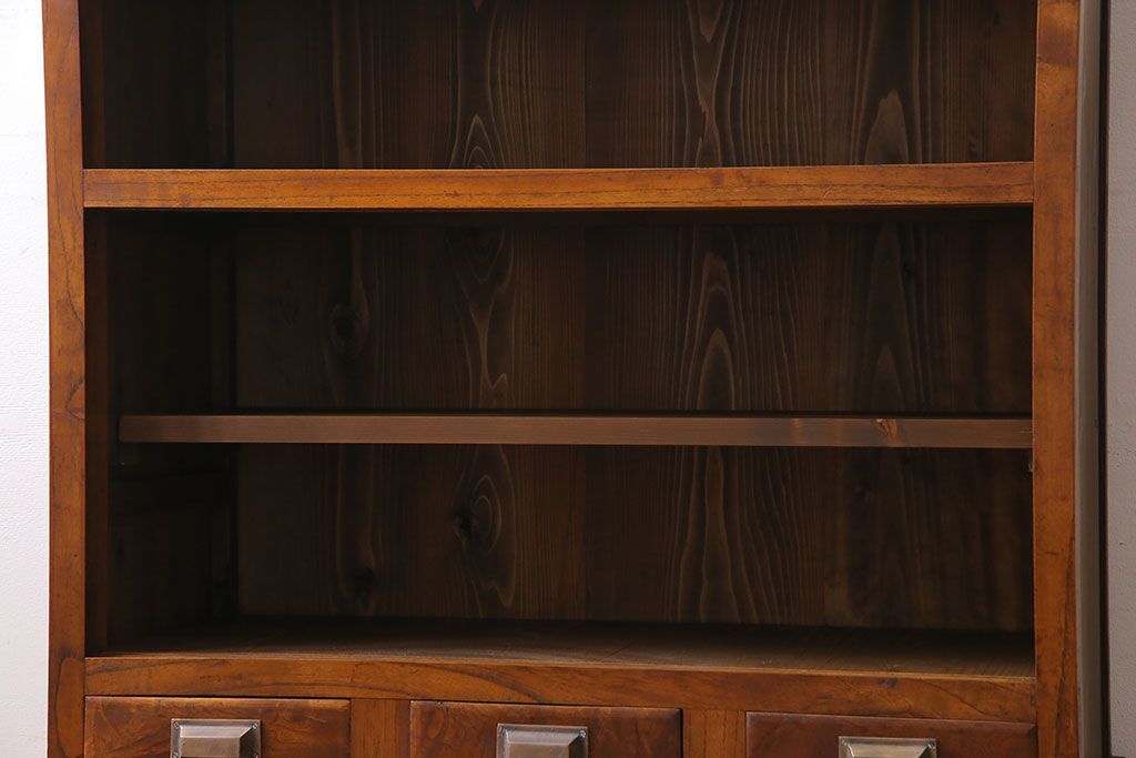 アンティーク家具　和製アンティーク　前面ケヤキ材　結霜ガラスがおしゃれな脚付きキャビネット(収納棚)