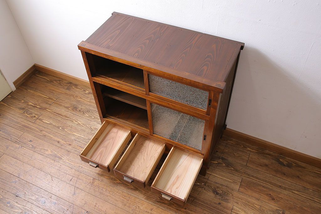 アンティーク家具　和製アンティーク　前面ケヤキ材　結霜ガラスがおしゃれな脚付きキャビネット(収納棚)