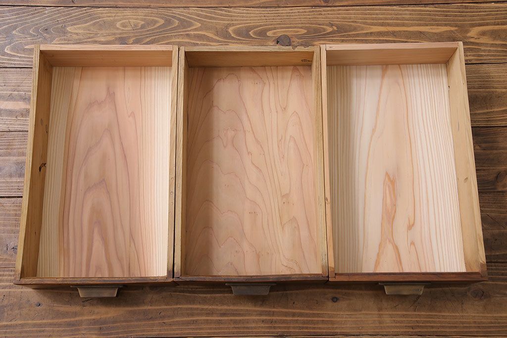 アンティーク家具　和製アンティーク　前面ケヤキ材　結霜ガラスがおしゃれな脚付きキャビネット(収納棚)