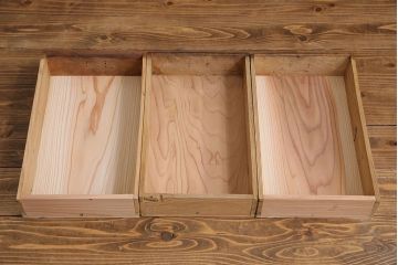 アンティーク家具　和製アンティーク　前面ケヤキ材　結霜ガラスがおしゃれな脚付きキャビネット(収納棚)